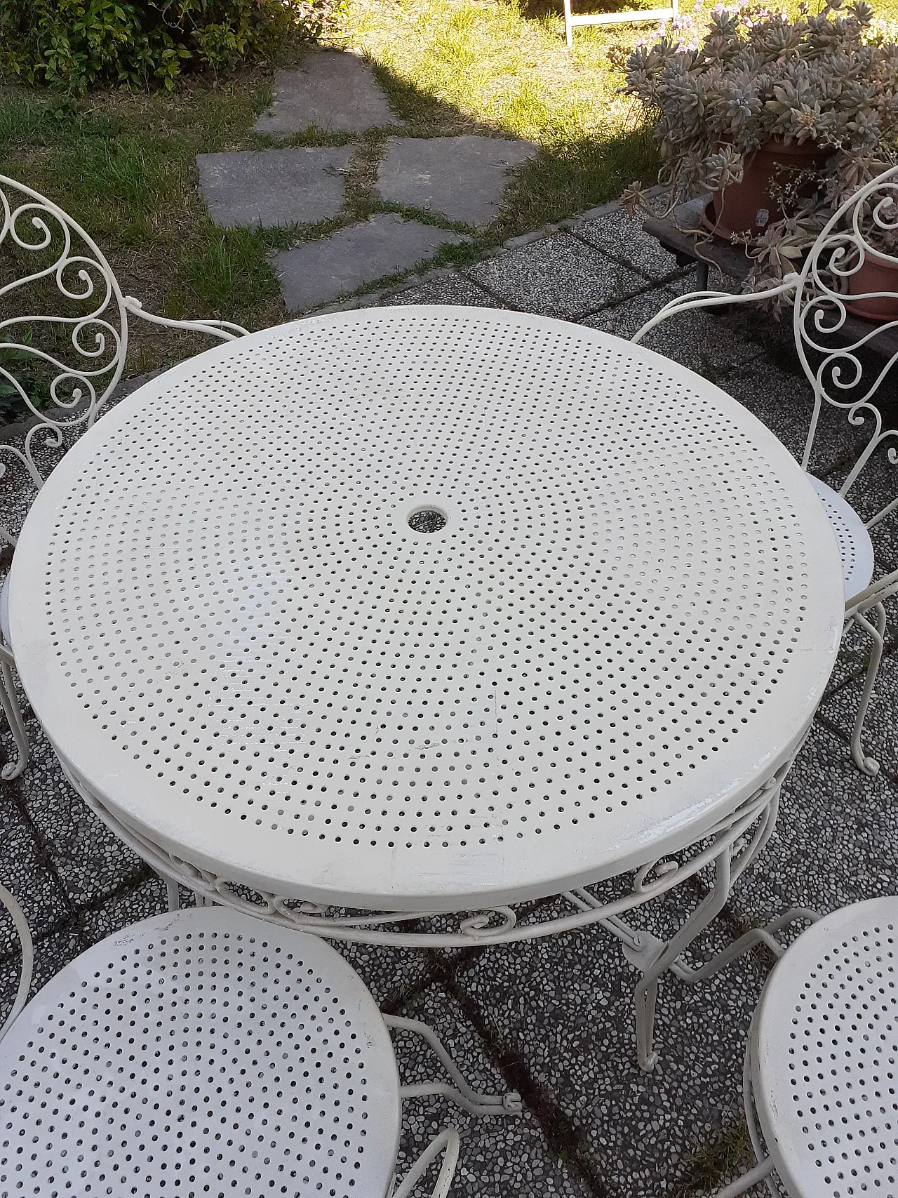 Tavolo da giardino in ferro con 4 sedie, anni '60 3