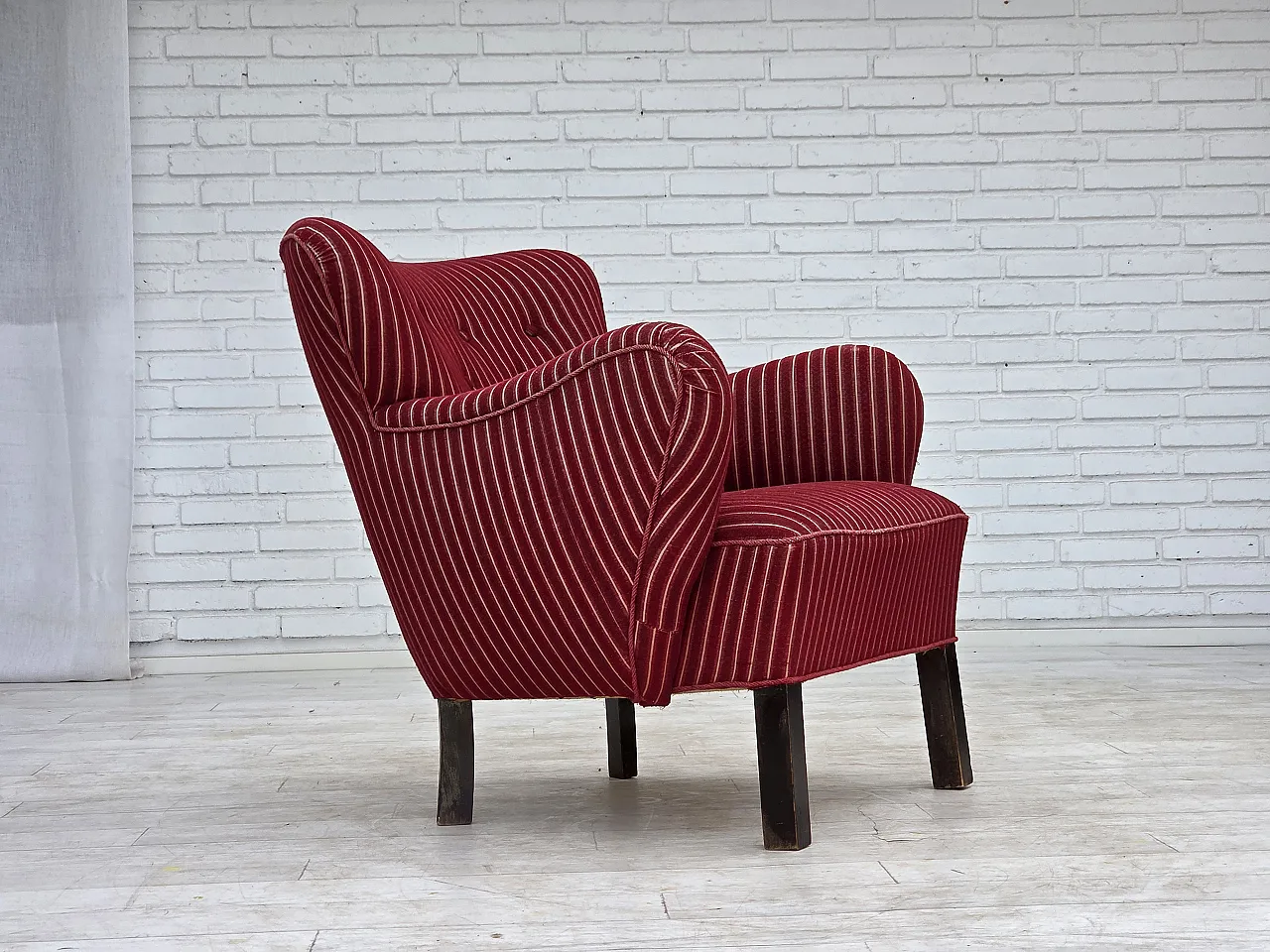 Anni '60, poltrona danese, mobili in lana a righe rosse, gambe in legno di quercia. 1