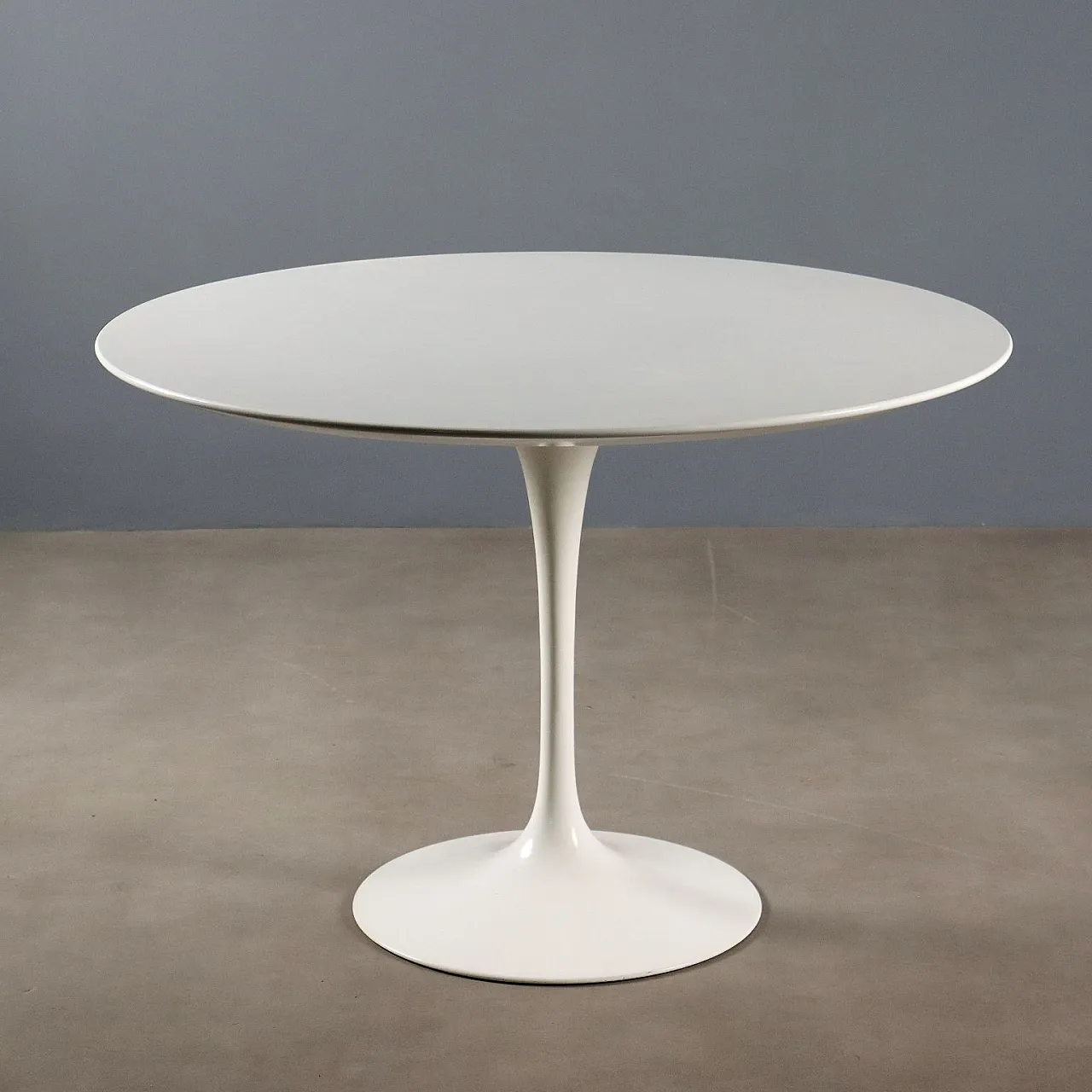 Tavolo Tulip con piano in laminato e base in alluminio, '900 1