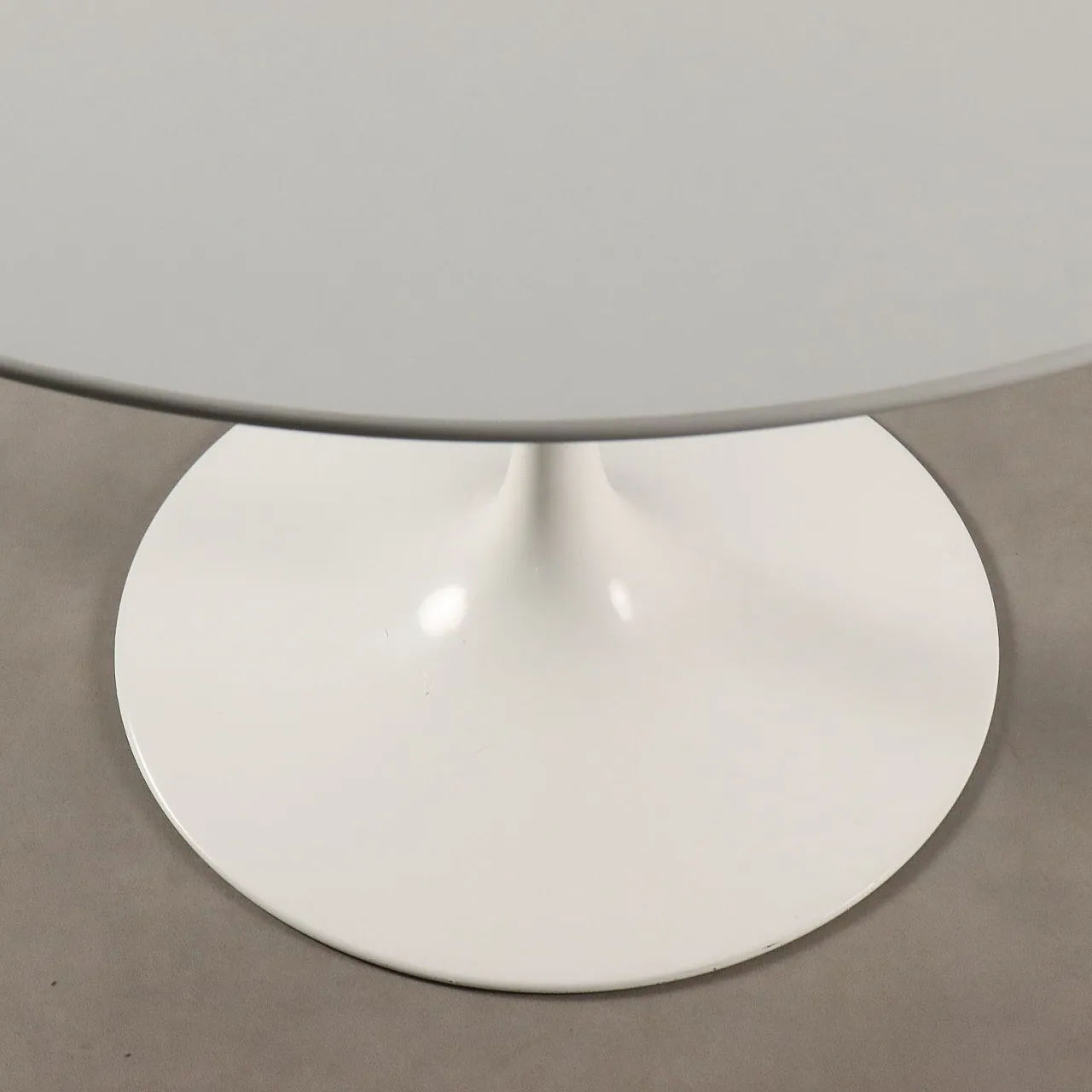 Tavolo Tulip con piano in laminato e base in alluminio, '900 4