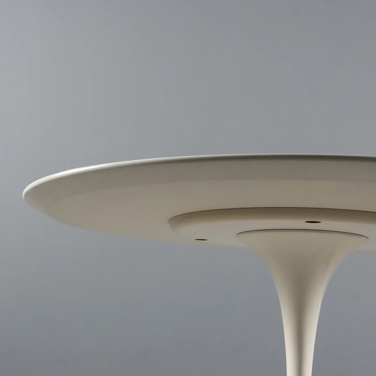 Tavolo Tulip con piano in laminato e base in alluminio, '900 6