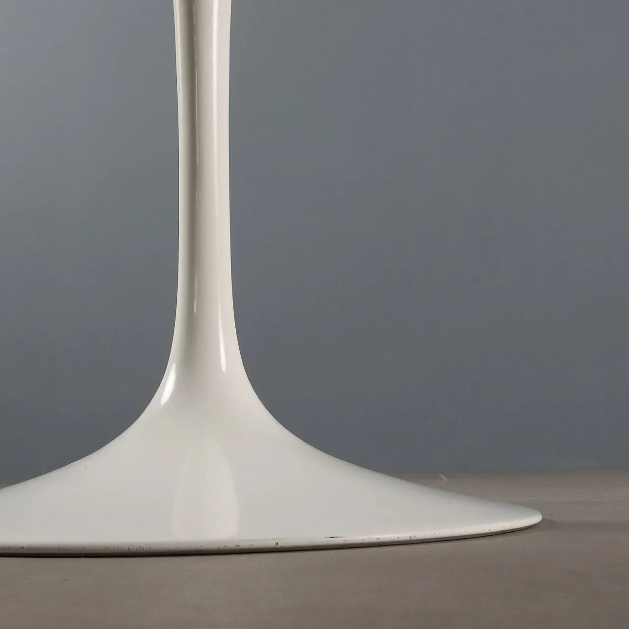 Tavolo Tulip con piano in laminato e base in alluminio, '900 7