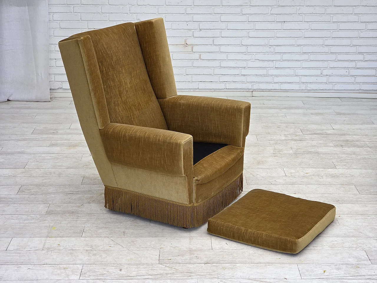 Anni '70, poltrona danese con schienale alto, velluto per mobili giallo miele. 9