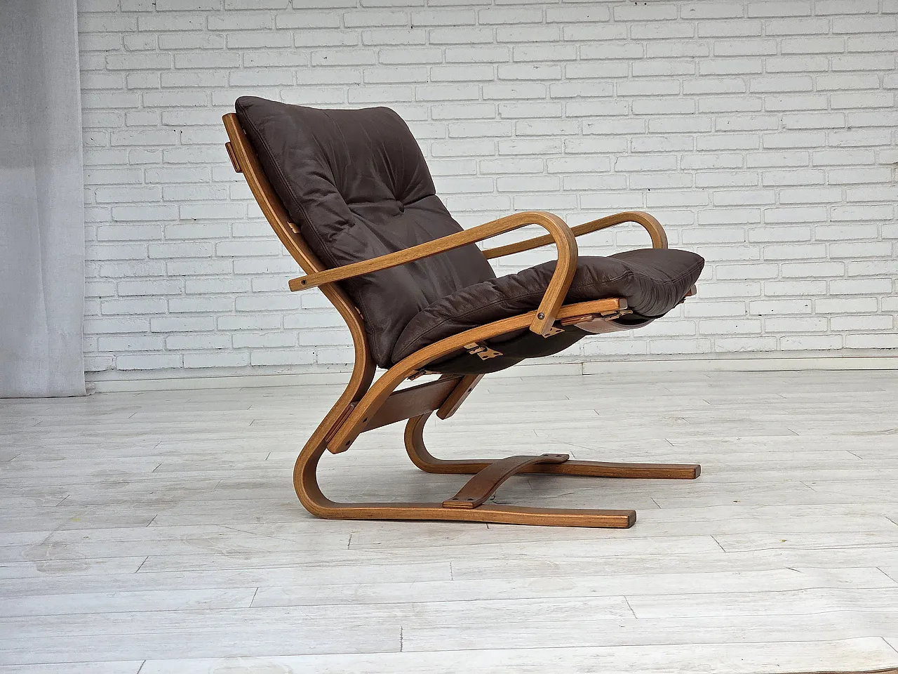 Anni '70, poltrona danese Komfort, pelle d'arredo, legno curvato. 1