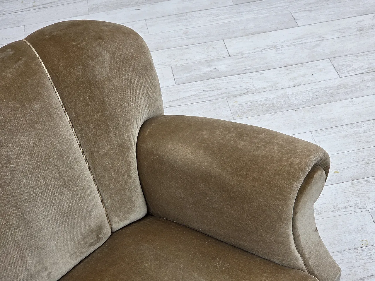 Anni '60, divano danese a 3 posti, mobili in velluto verde, gambe in legno di quercia. 5