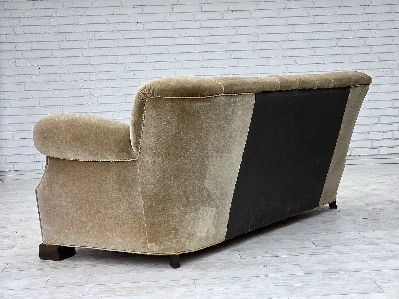 Anni '60, divano danese a 3 posti, mobili in velluto verde, gambe in legno di quercia. 14