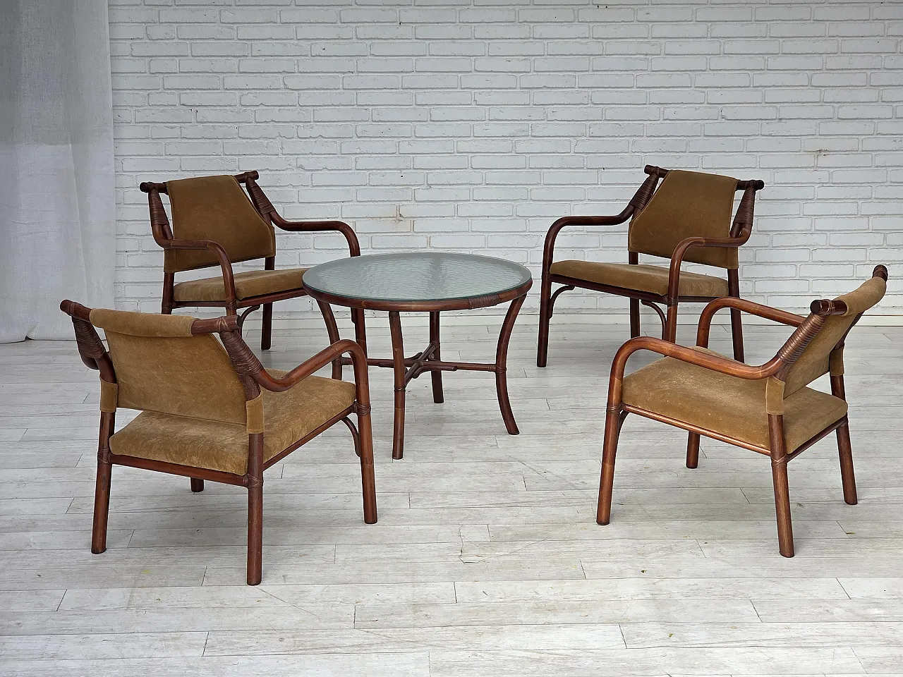 Anni '70, set di poltrone da caffè danesi, rattan, tessuto nabuk. 1