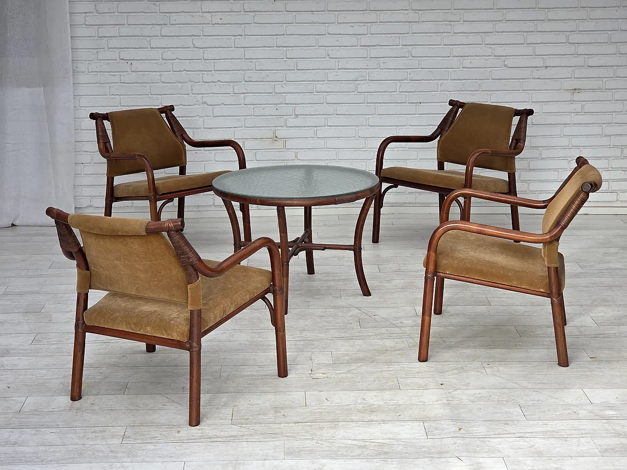 Anni '70, set di poltrone da caffè danesi, rattan, tessuto nabuk. 23