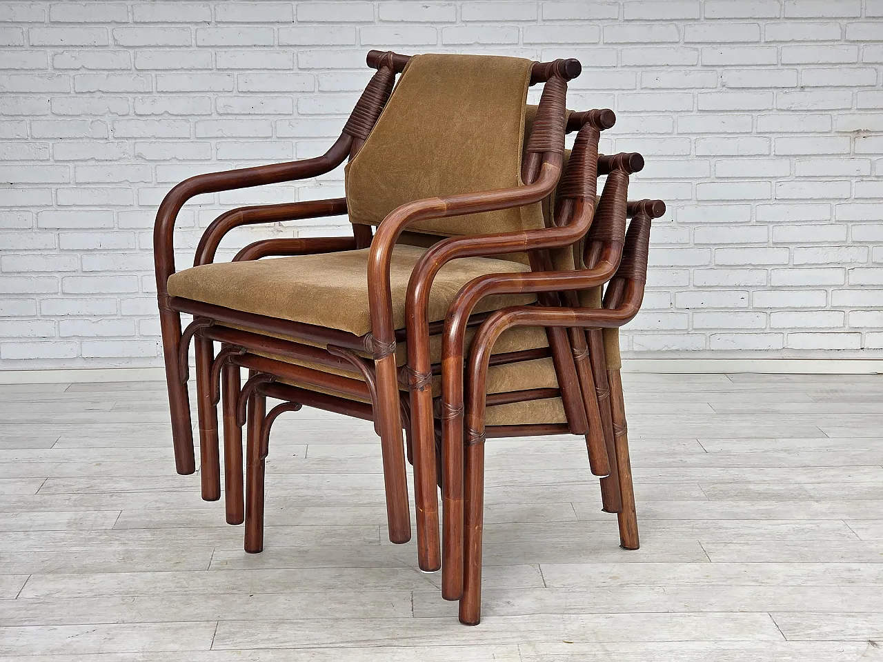 Anni '70, set di poltrone da caffè danesi, rattan, tessuto nabuk. 24