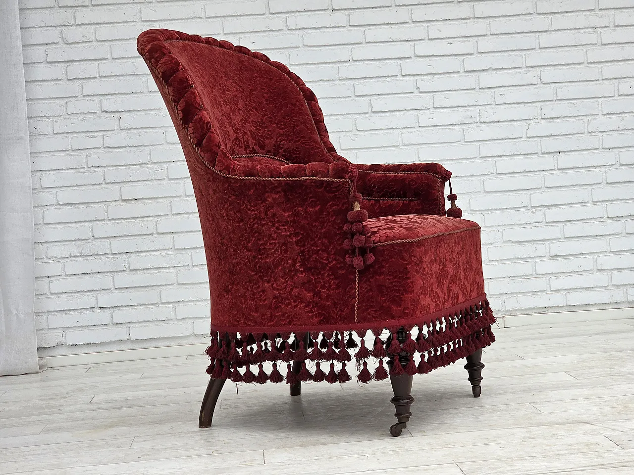 Anni '50, poltrona danese con schienale alto, velluto da arredamento, gambe in legno di faggio. 1