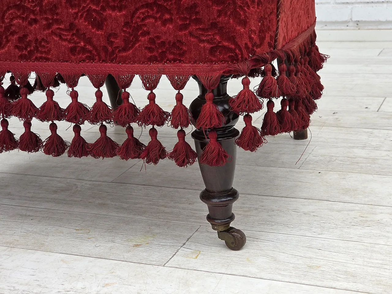Anni '50, poltrona danese con schienale alto, velluto da arredamento, gambe in legno di faggio. 4