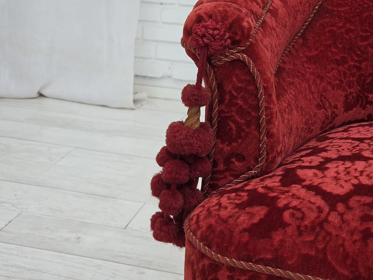 Anni '50, poltrona danese con schienale alto, velluto da arredamento, gambe in legno di faggio. 5