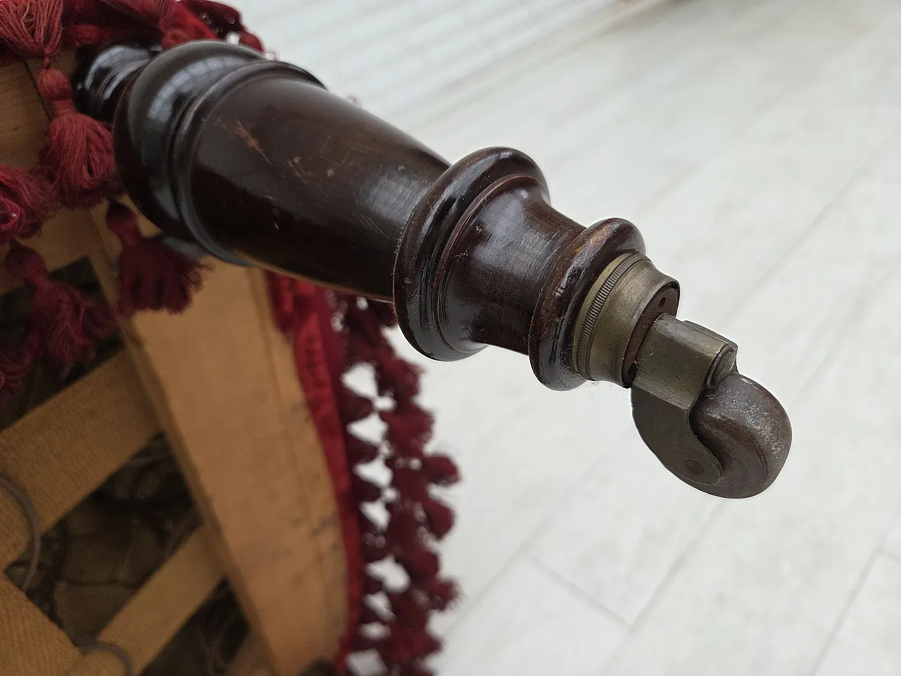 Anni '50, poltrona danese con schienale alto, velluto da arredamento, gambe in legno di faggio. 17