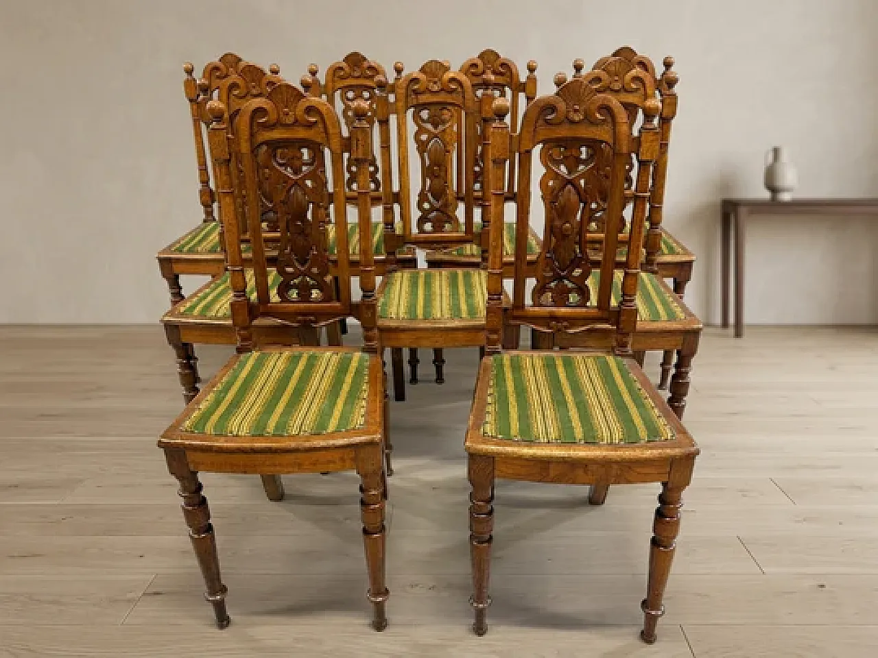 9 Renaissance revival dining chairs in carved wood, 20th century 5