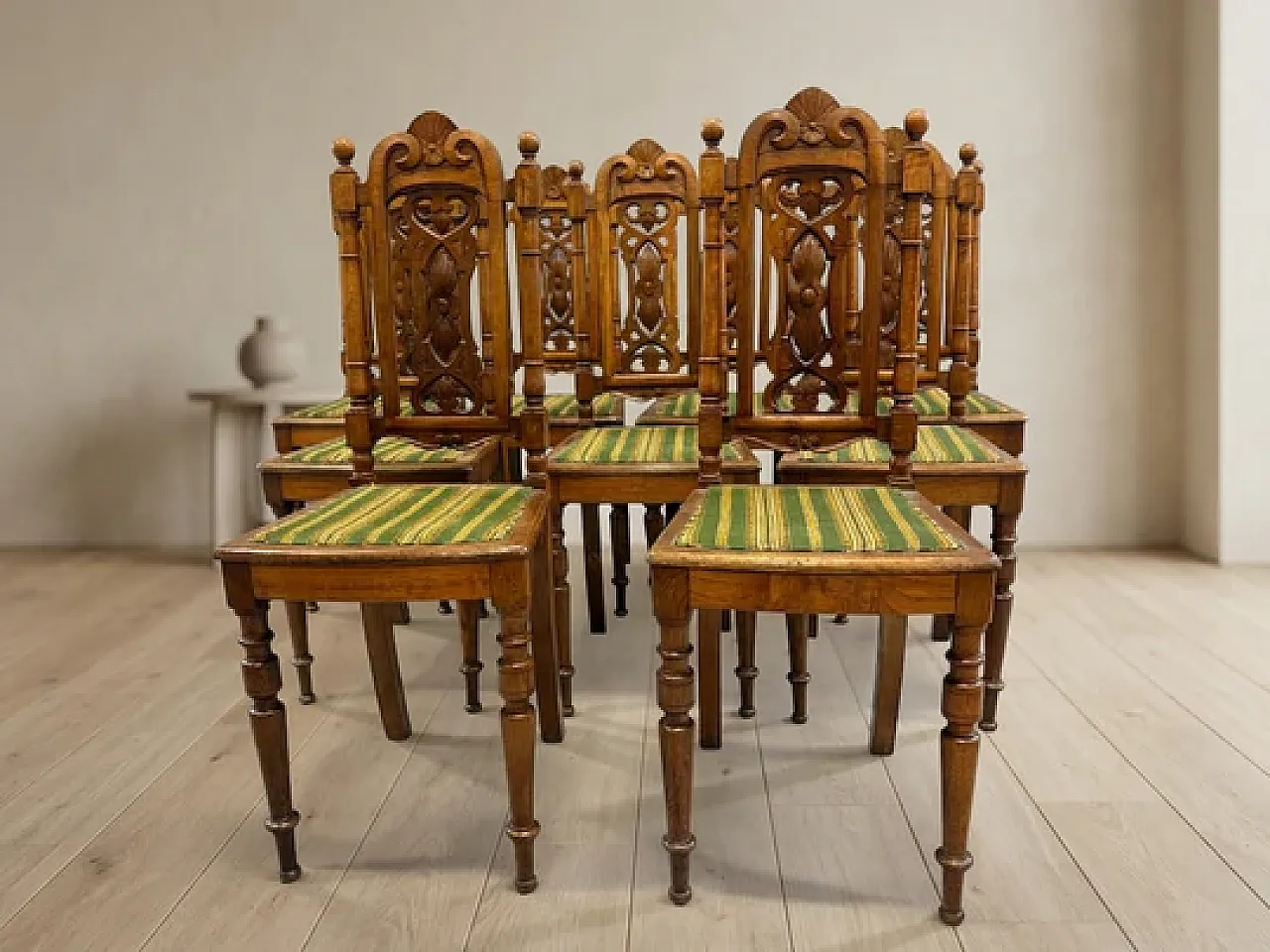 9 Renaissance revival dining chairs in carved wood, 20th century 7