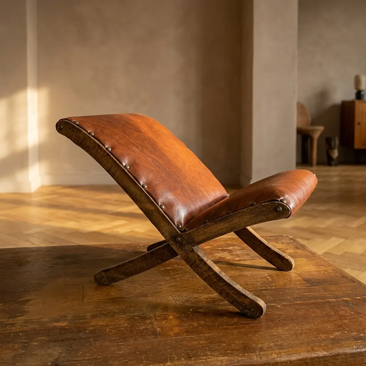 Sgabello in legno e pelle, metà '900 1