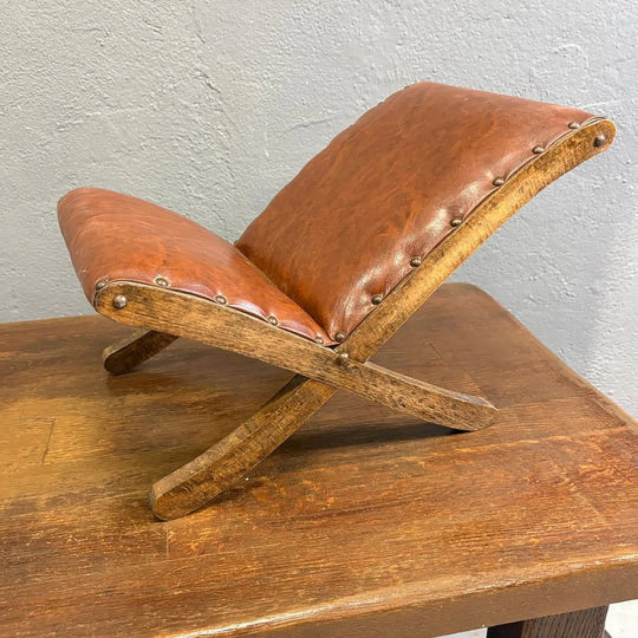 Sgabello in legno e pelle, metà '900 2
