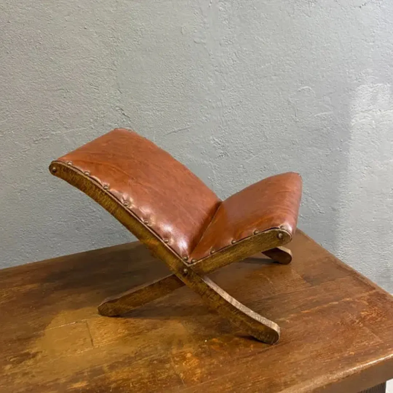 Sgabello in legno e pelle, metà '900 5