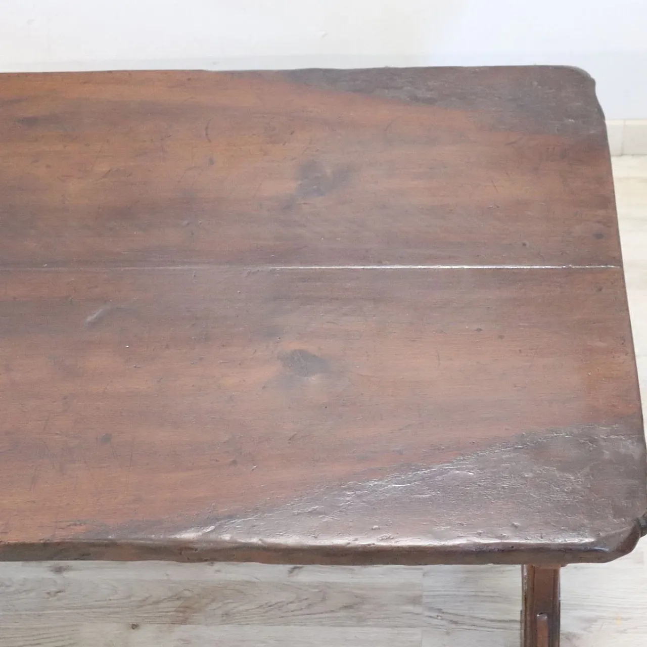 Walnut coffee table, early 1900s 5