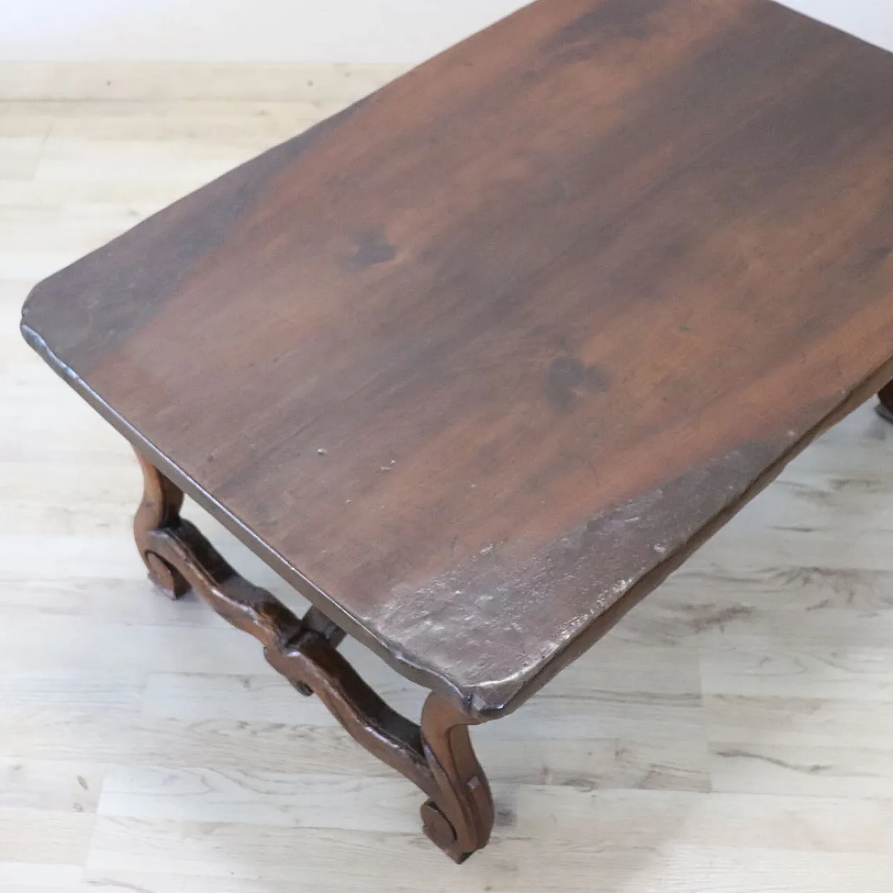 Walnut coffee table, early 1900s 11