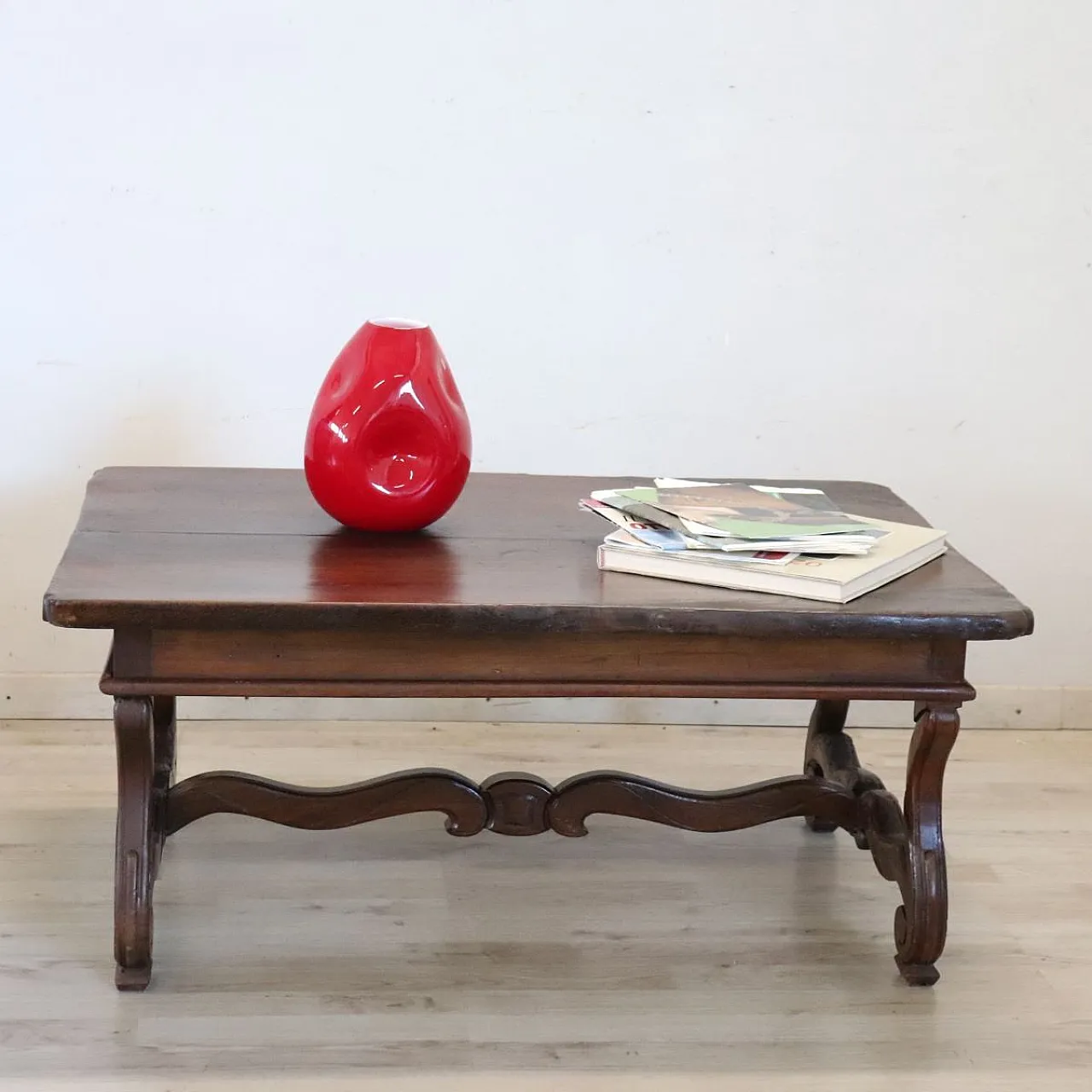 Walnut coffee table, early 1900s 12