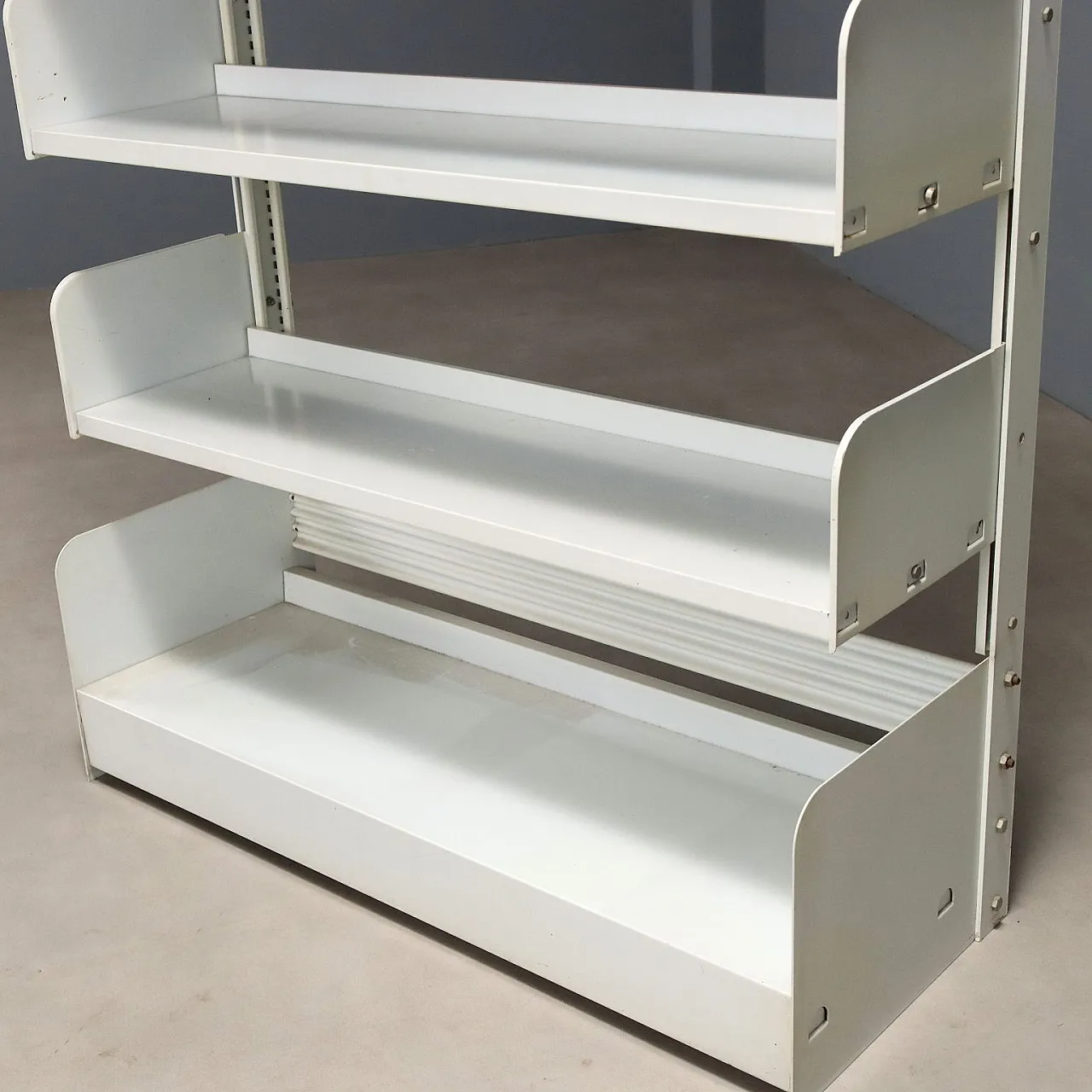 Libreria Lips in metallo laccato con ripiani regolabili, anni '70 3