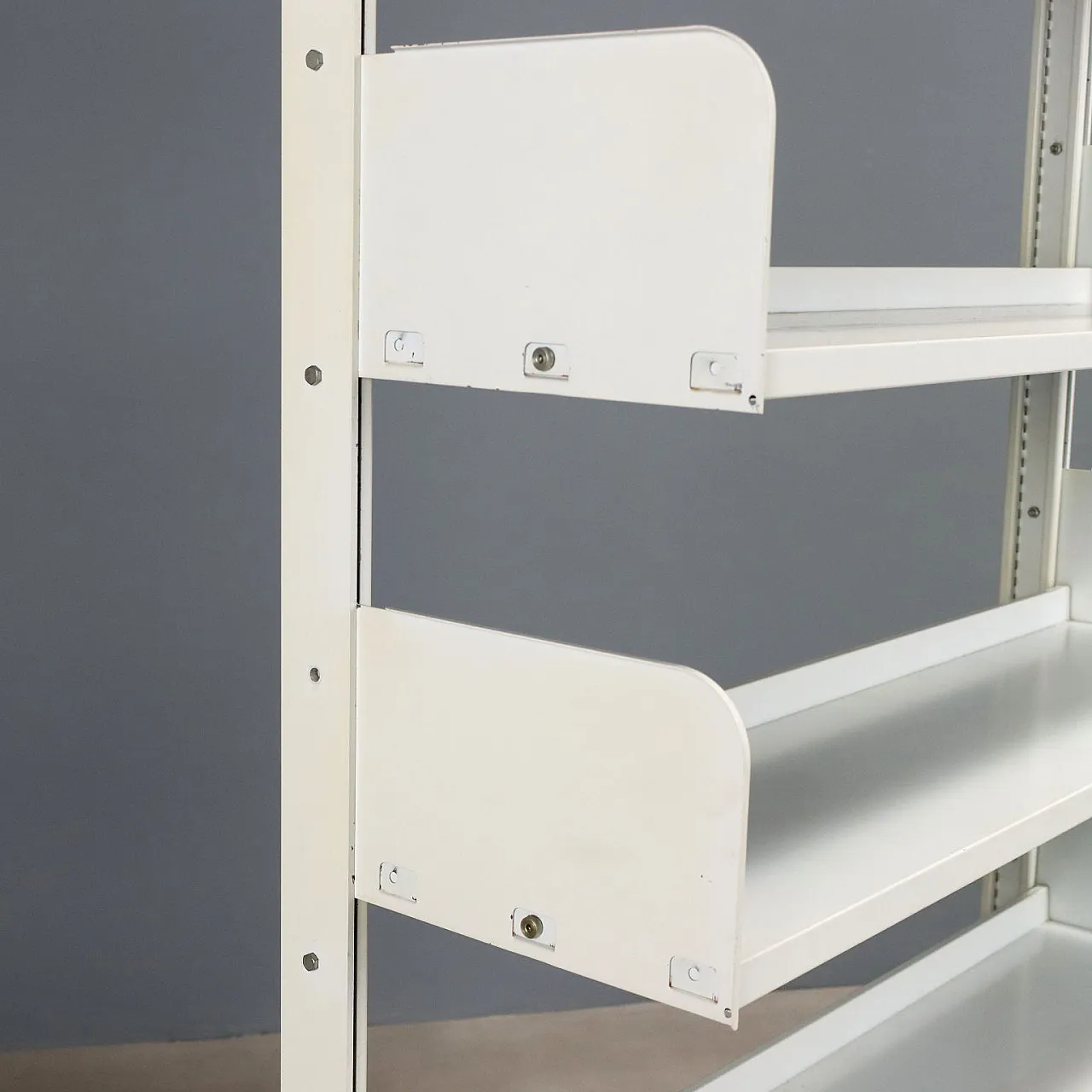 Libreria Lips in metallo laccato con ripiani regolabili, anni '70 4