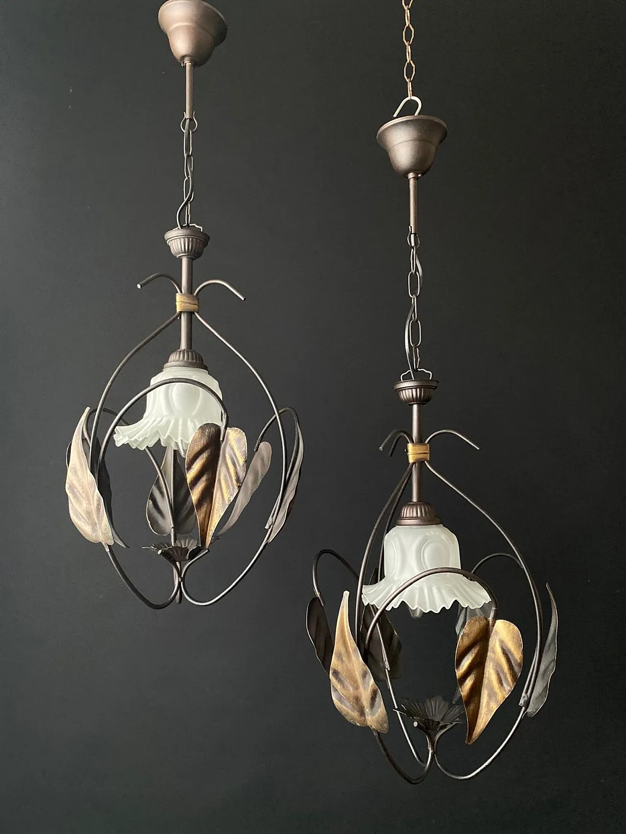 Coppia di lampadari con foglie, anni '60 1