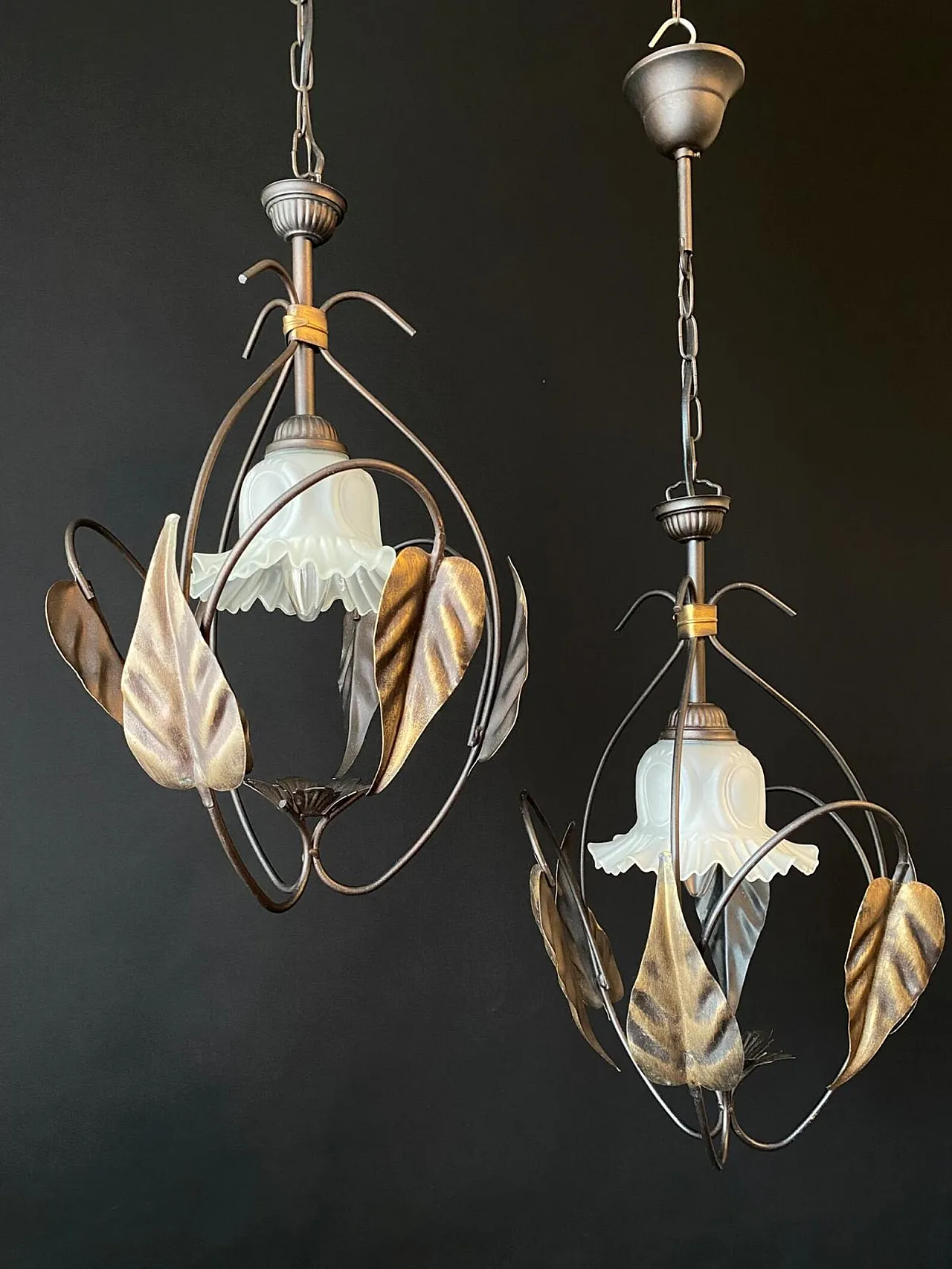 Coppia di lampadari con foglie, anni '60 3