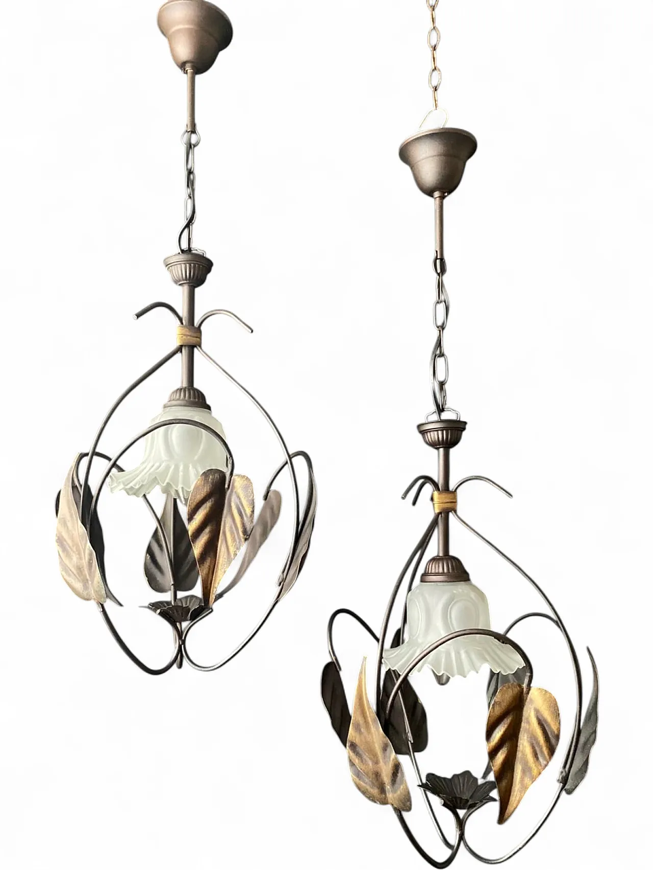 Coppia di lampadari con foglie, anni '60 4