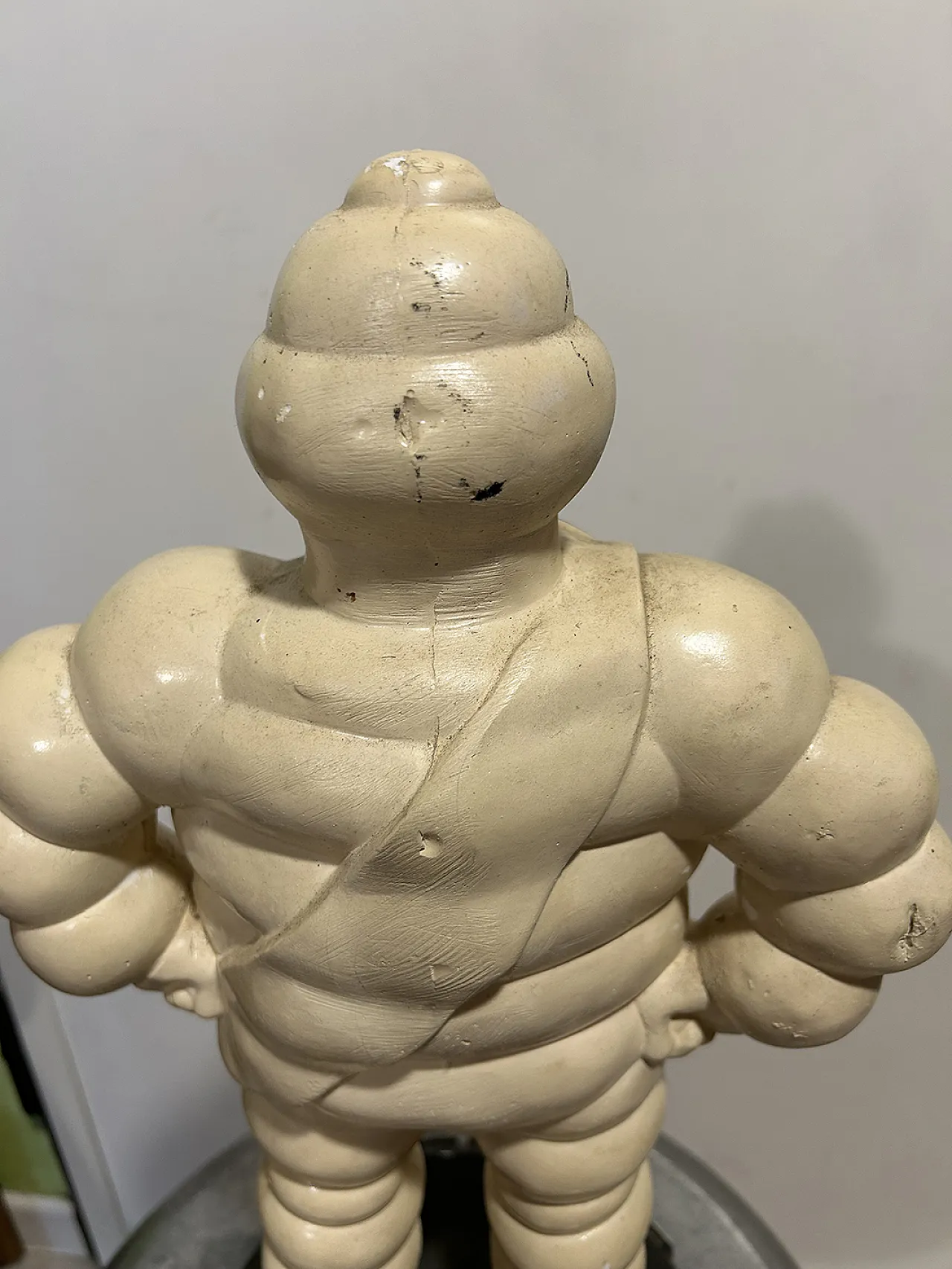Scultura di Bibendum Michelin  in gesso in patina, anni '60 4