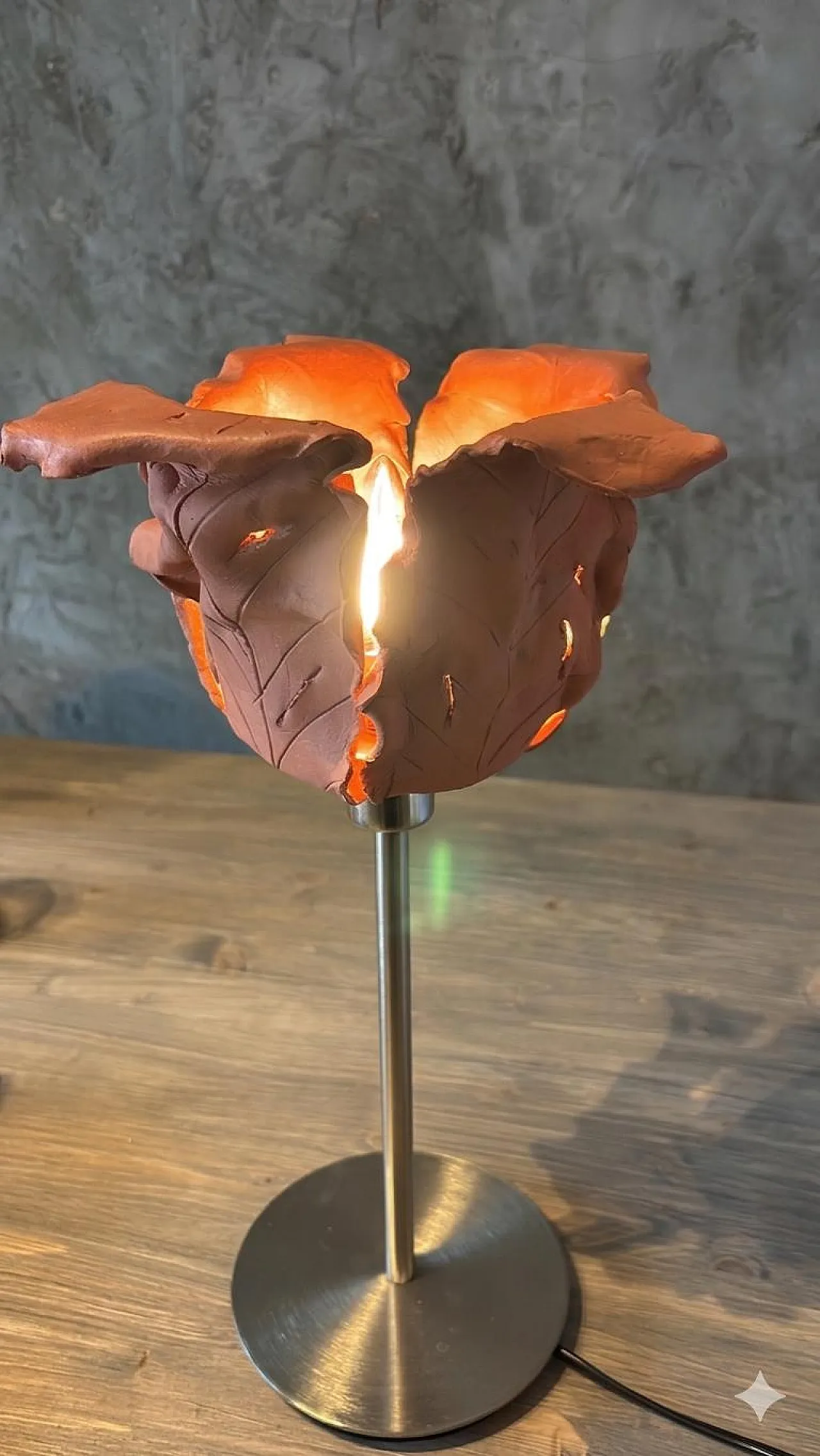 Luce da tavolo scultorea Materia Natura, argilla e metallo by A.Angoli 2