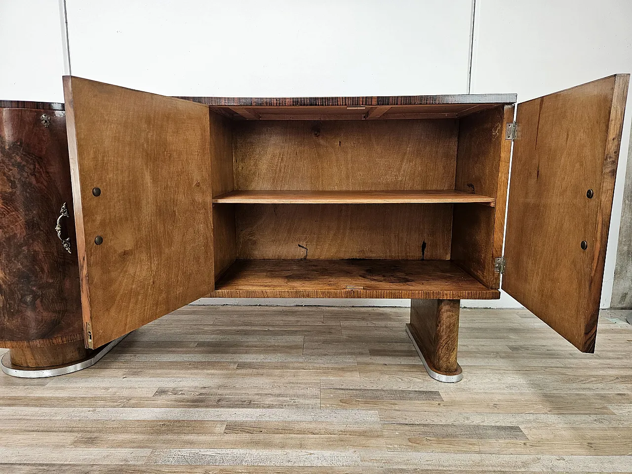 Sideboard in walnut feather and briar with aluminum base, 1940s 17