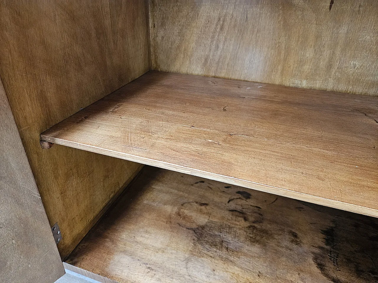 Sideboard in walnut feather and briar with aluminum base, 1940s 18