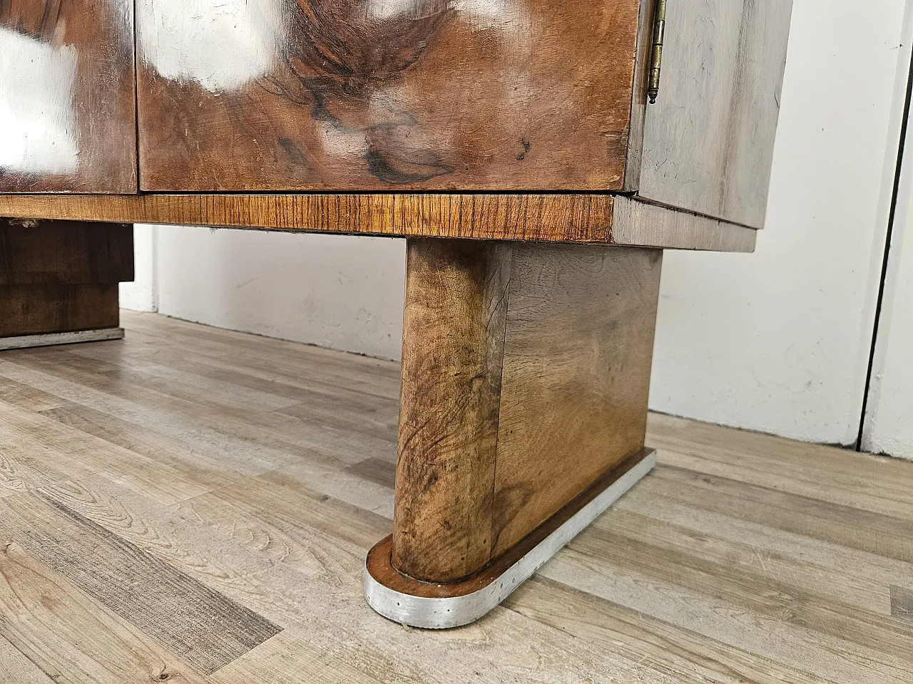 Sideboard in walnut feather and briar with aluminum base, 1940s 21