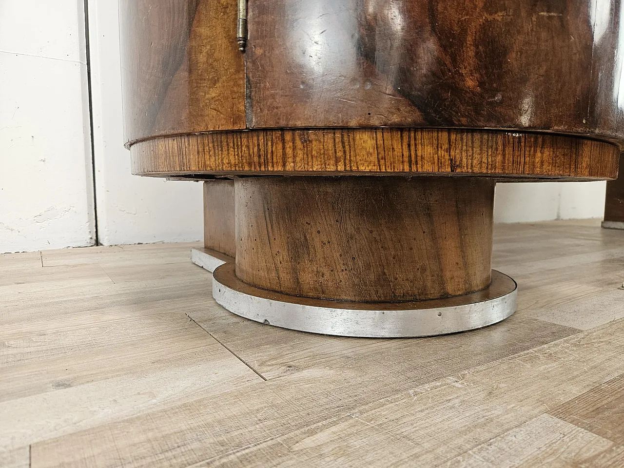 Sideboard in walnut feather and briar with aluminum base, 1940s 23