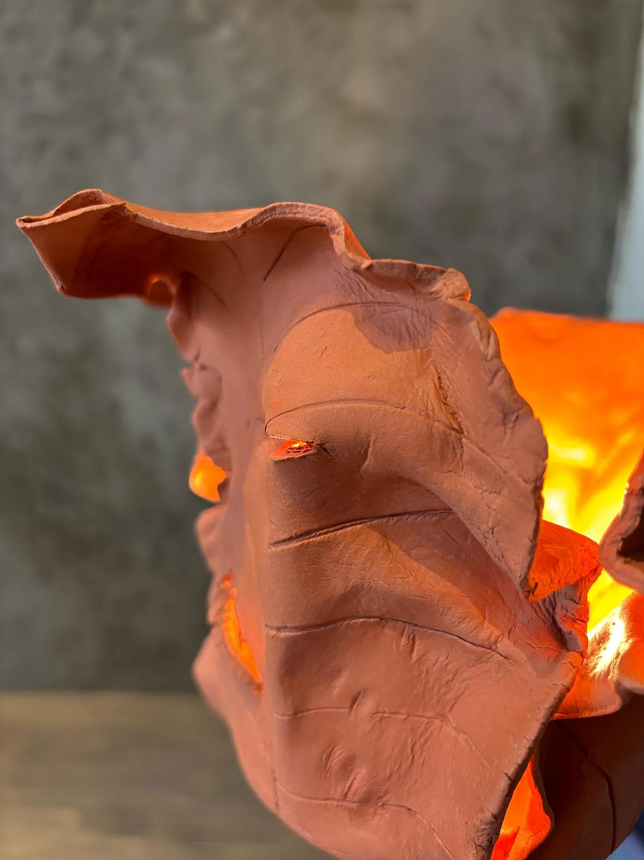 Luce da tavolo scultorea Materia Natura, argilla e metallo by A.Angoli 3