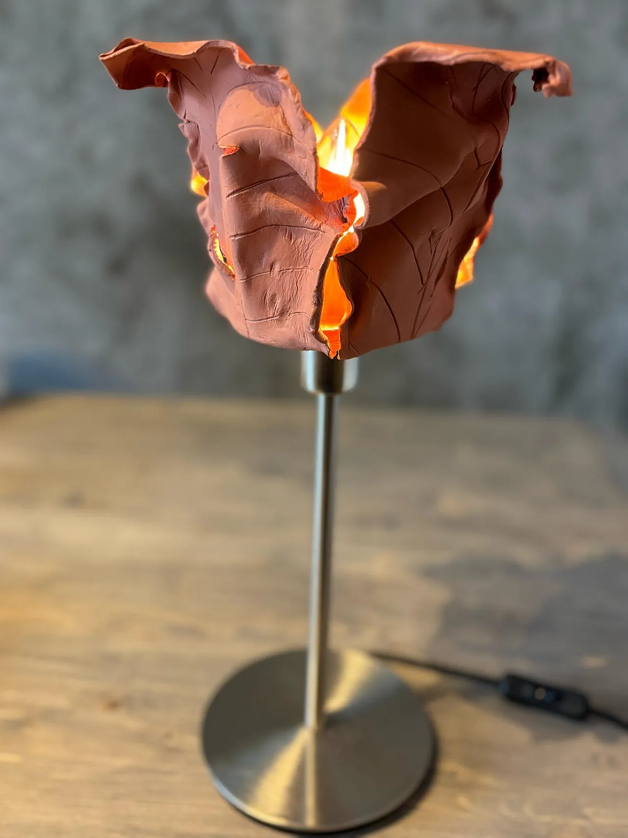 Luce da tavolo scultorea Materia Natura, argilla e metallo by A.Angoli 4