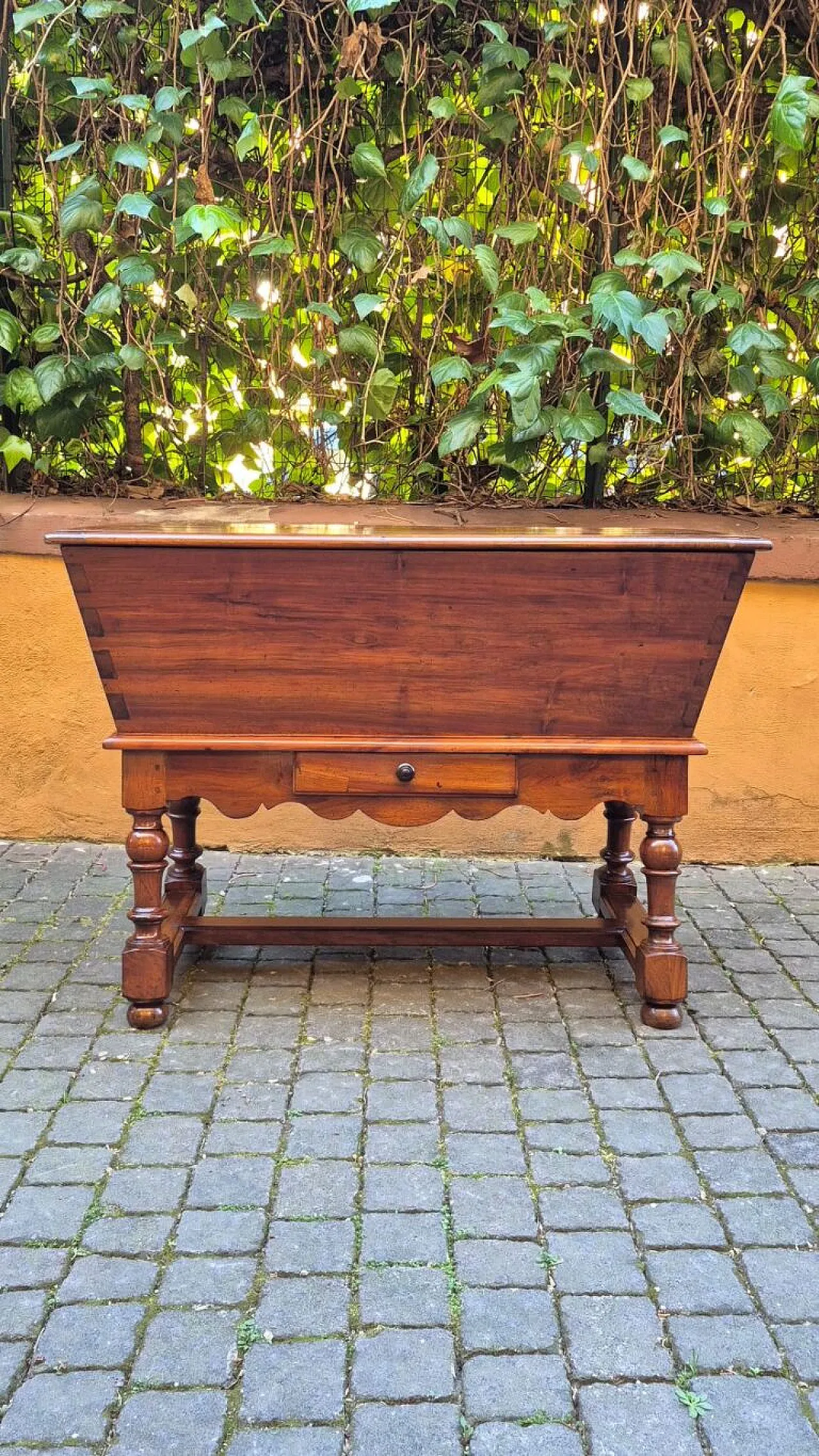 Solid walnut panara sideboard, mid-18th century 1