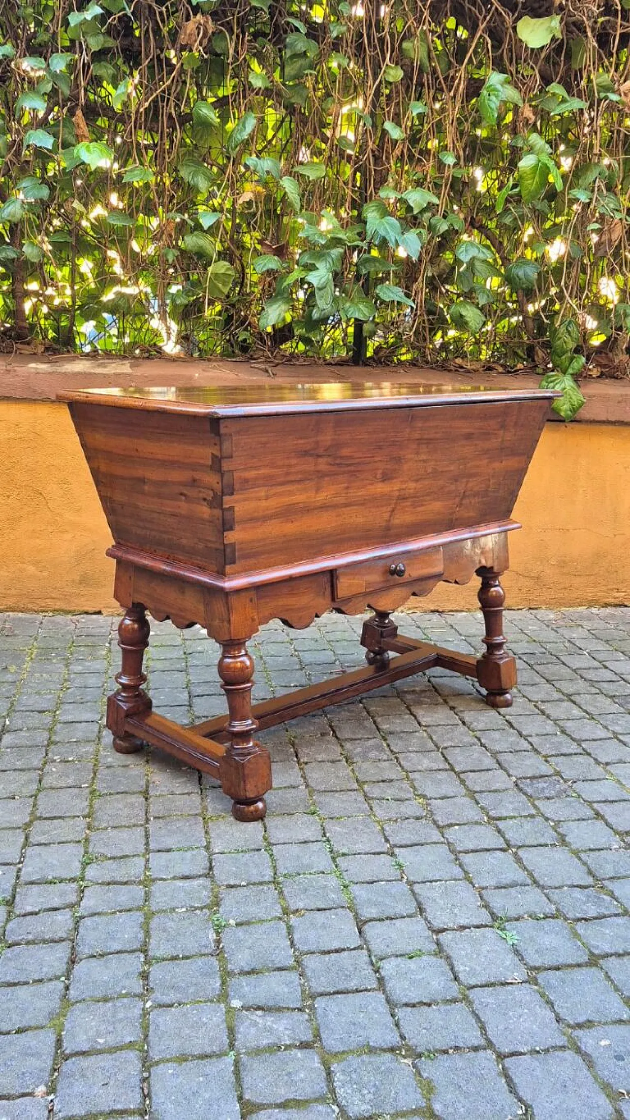 Solid walnut panara sideboard, mid-18th century 3