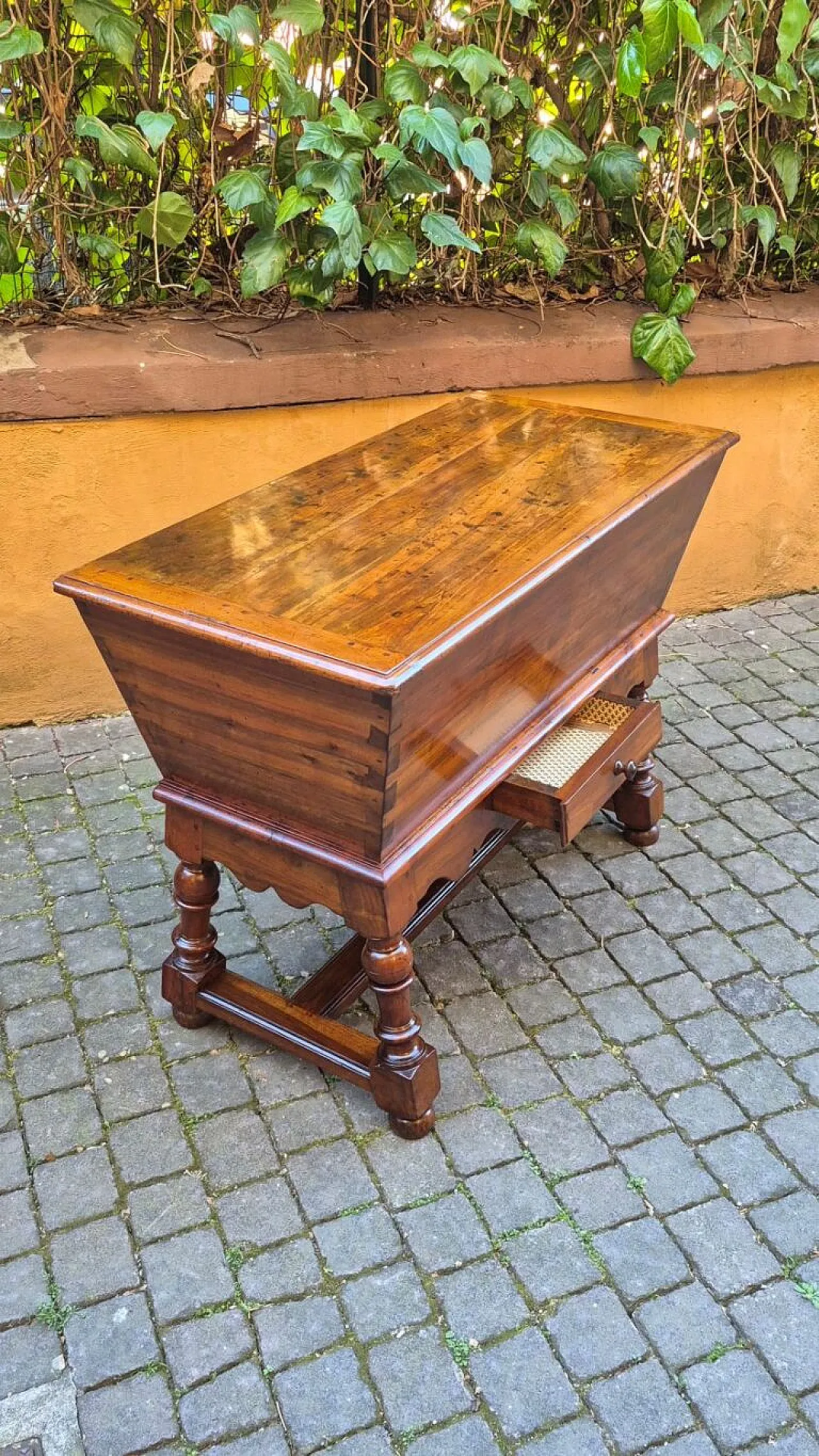 Solid walnut panara sideboard, mid-18th century 4