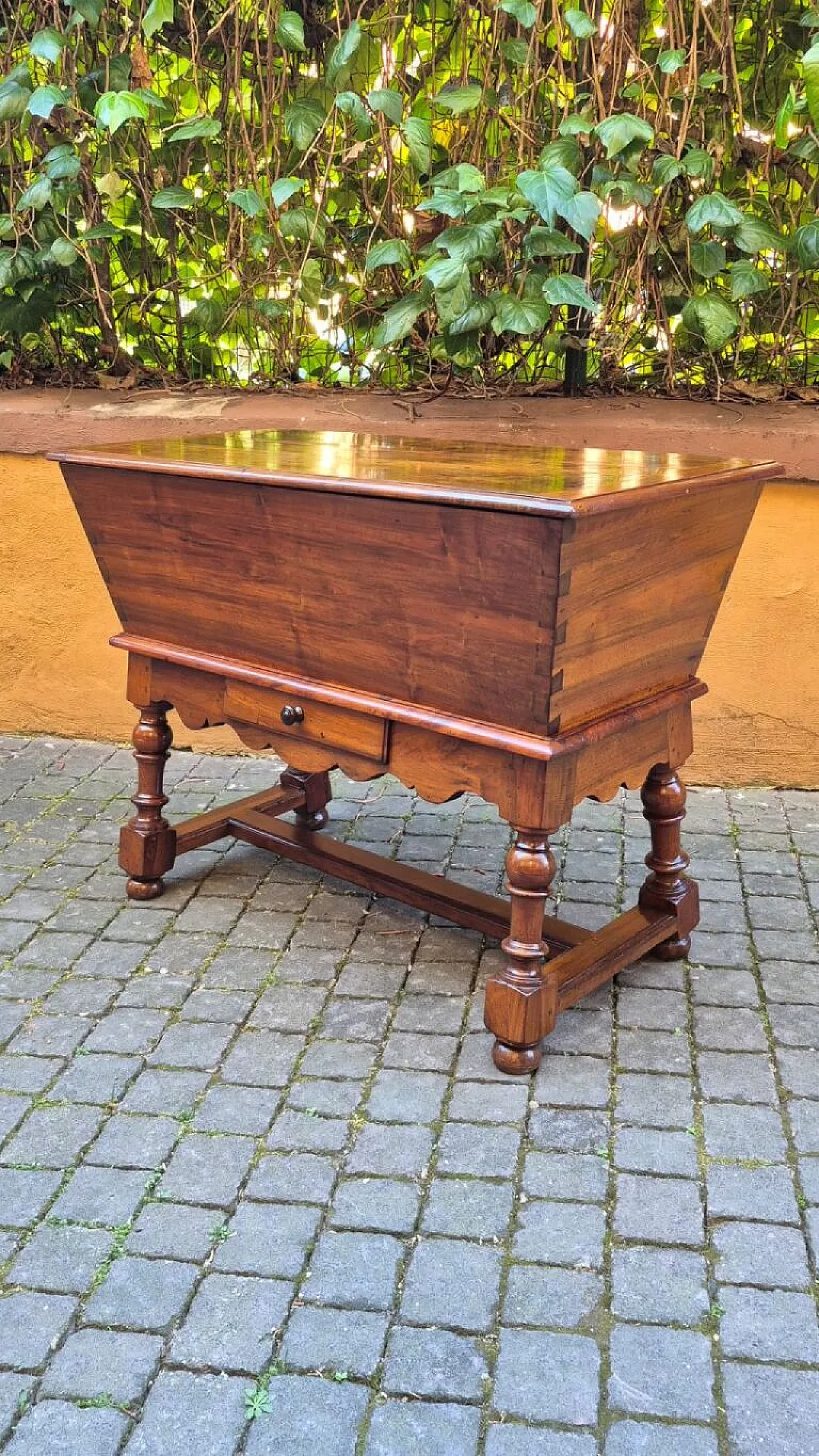 Solid walnut panara sideboard, mid-18th century 5