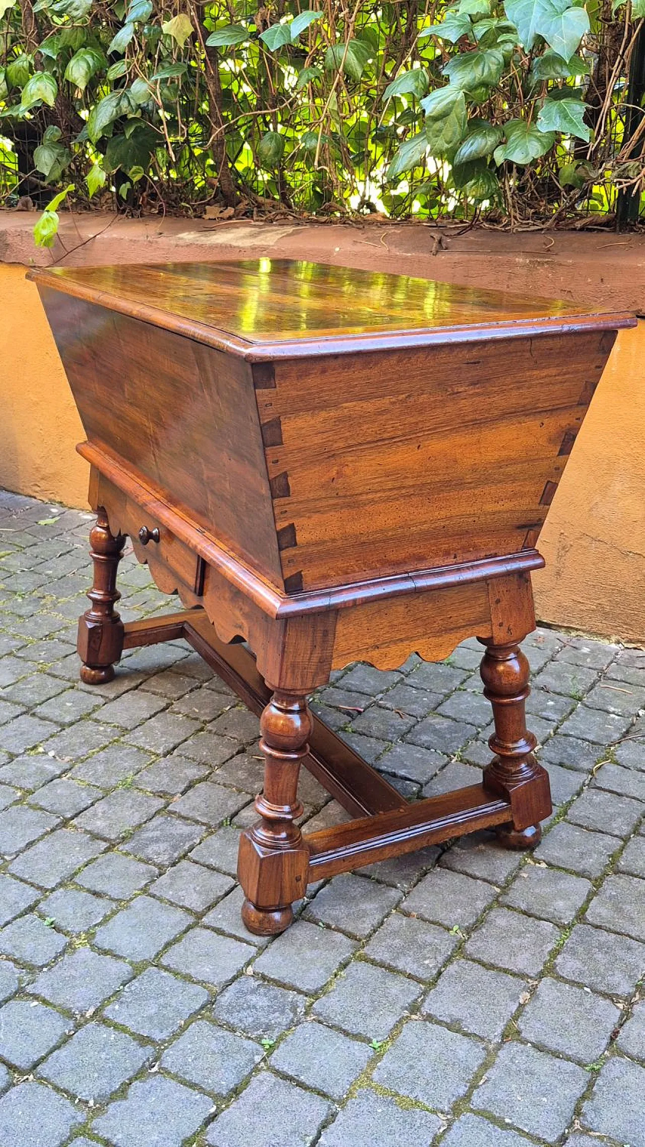 Solid walnut panara sideboard, mid-18th century 6
