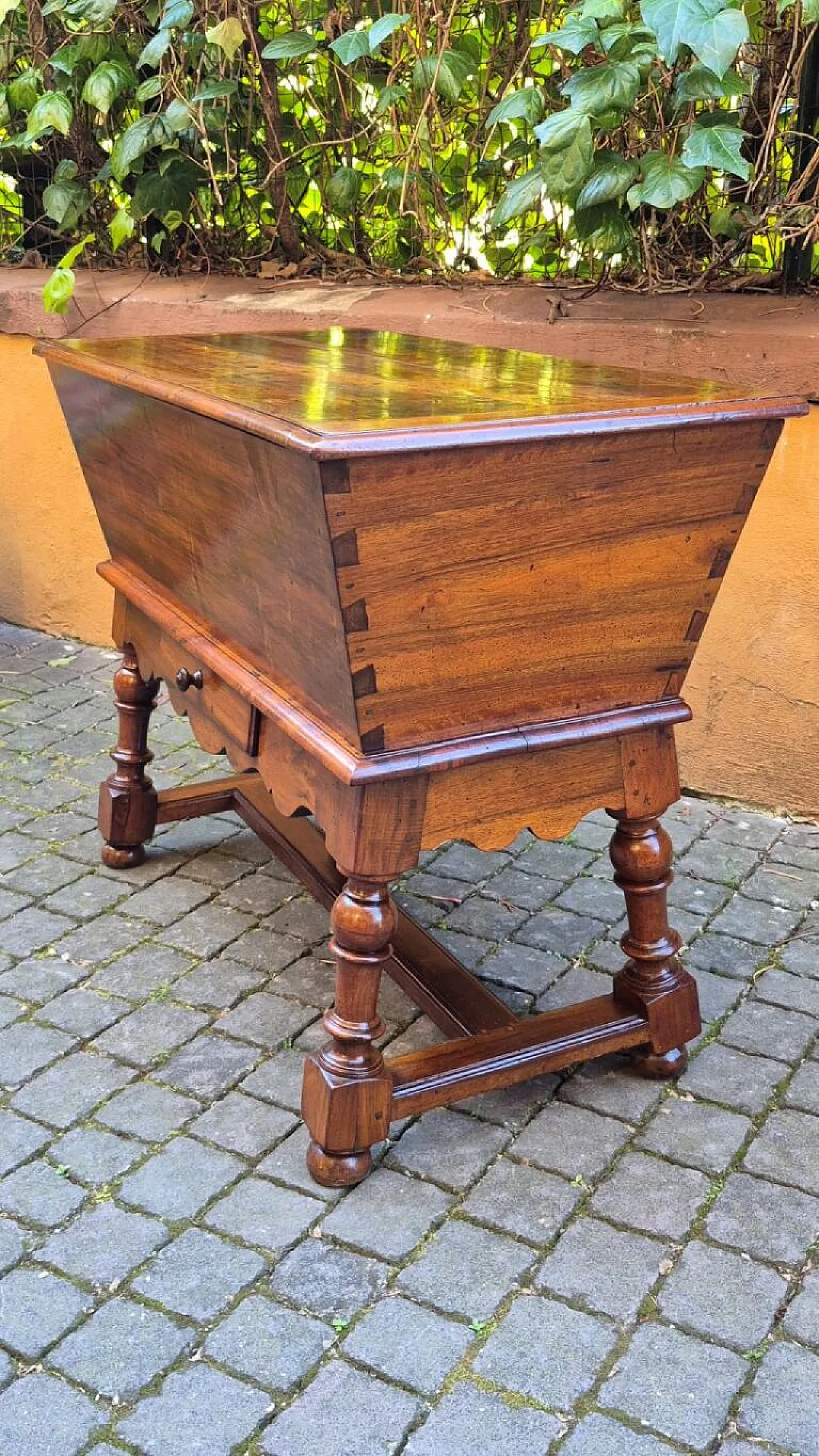 Solid walnut panara sideboard, mid-18th century 7