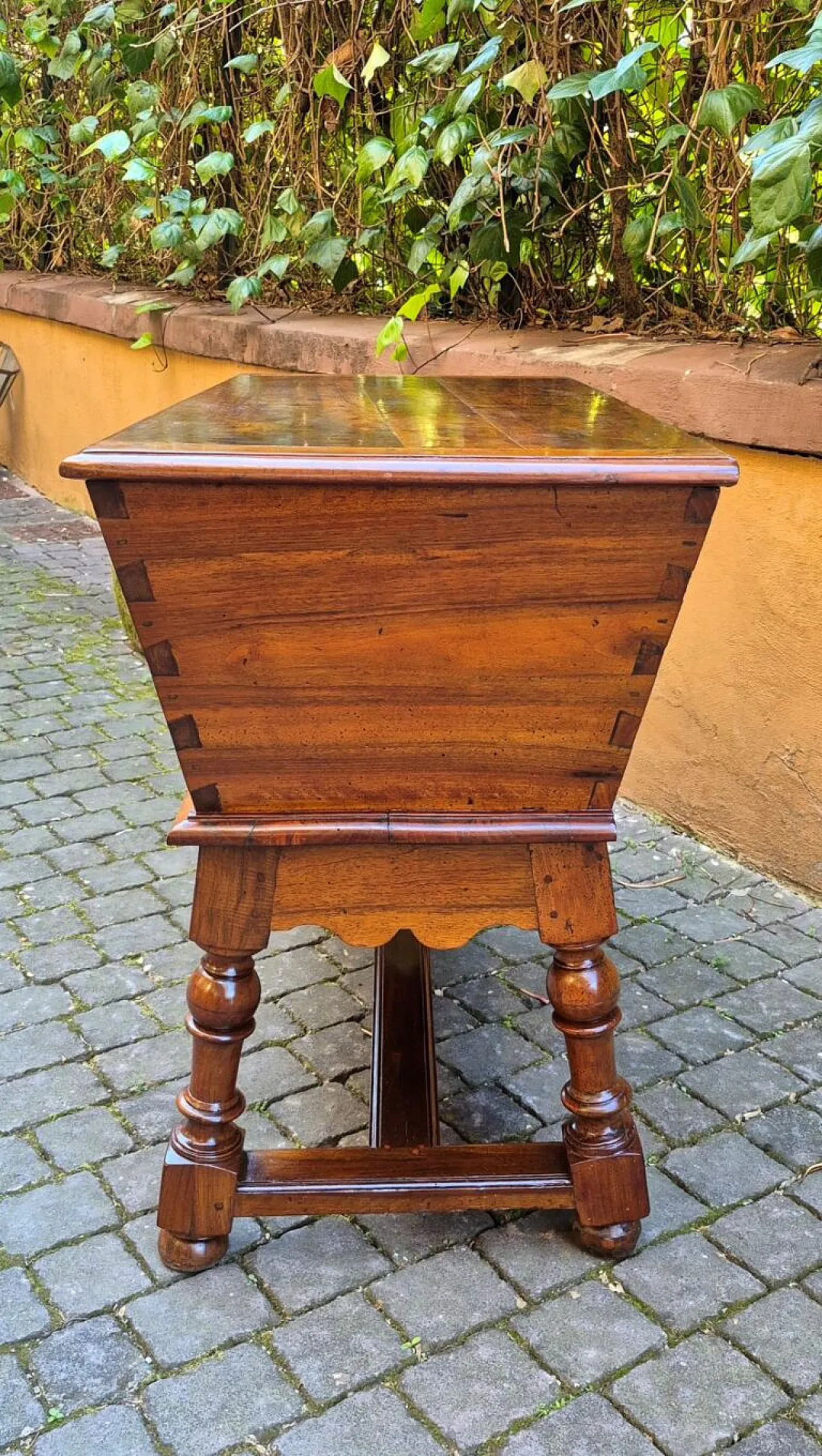 Solid walnut panara sideboard, mid-18th century 8