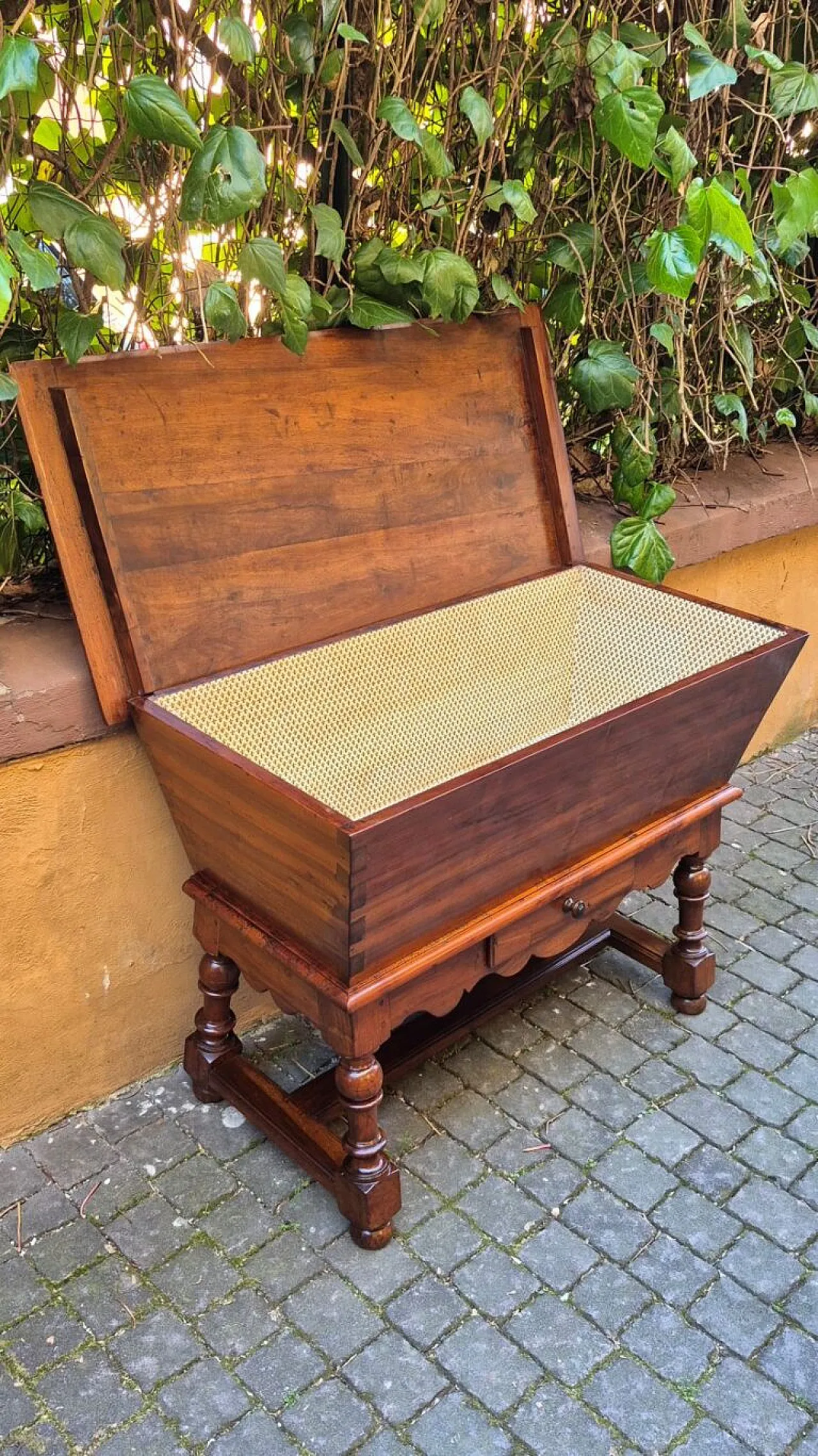 Solid walnut panara sideboard, mid-18th century 9