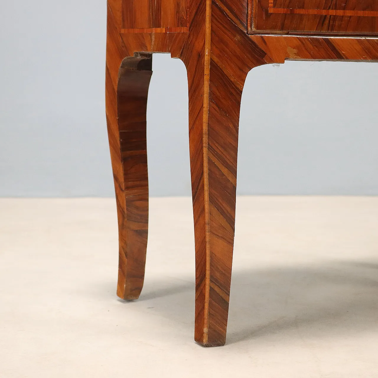Comodino Barocco in noce con filettature in Bois de Rose, '700 7