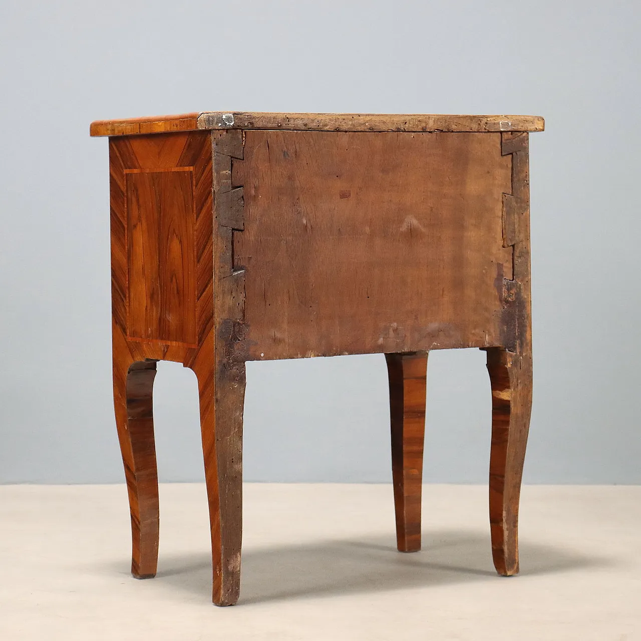 Comodino Barocco in noce con filettature in Bois de Rose, '700 9