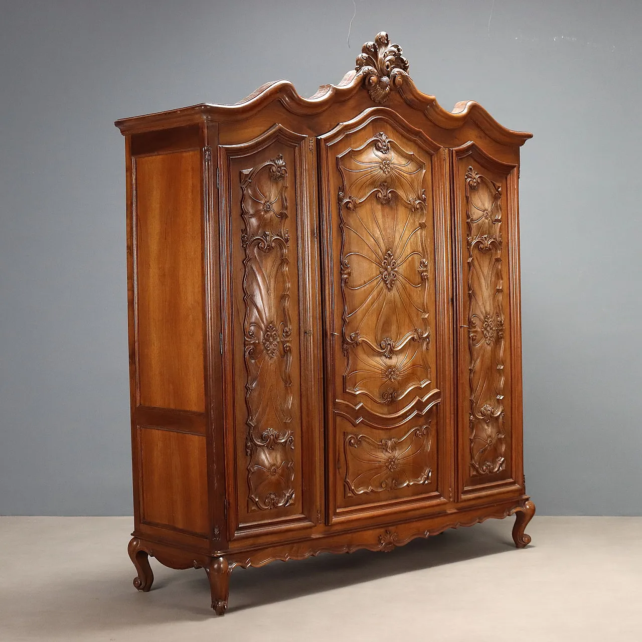 Armadio in legno di noce, metà '900 1