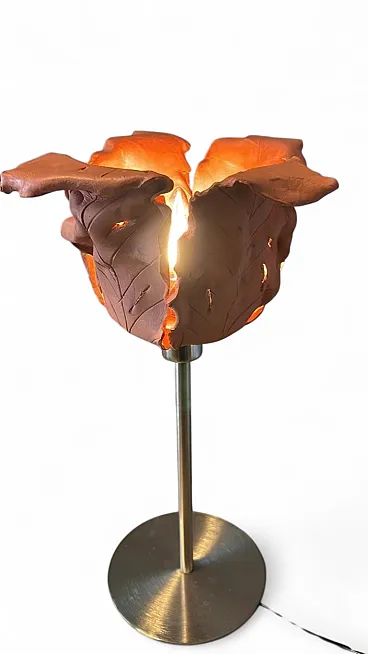 Luce da tavolo scultorea Materia Natura, argilla e metallo by A.Angoli